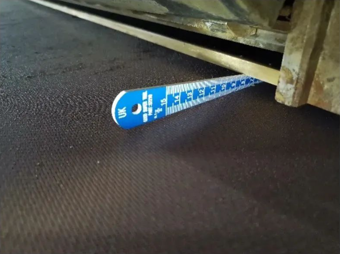 the gap between the lip plate and the breast roll