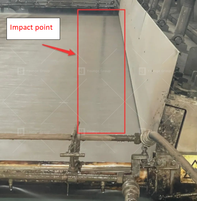 the point where the pulp flow hits the screen after being ejected from the lip